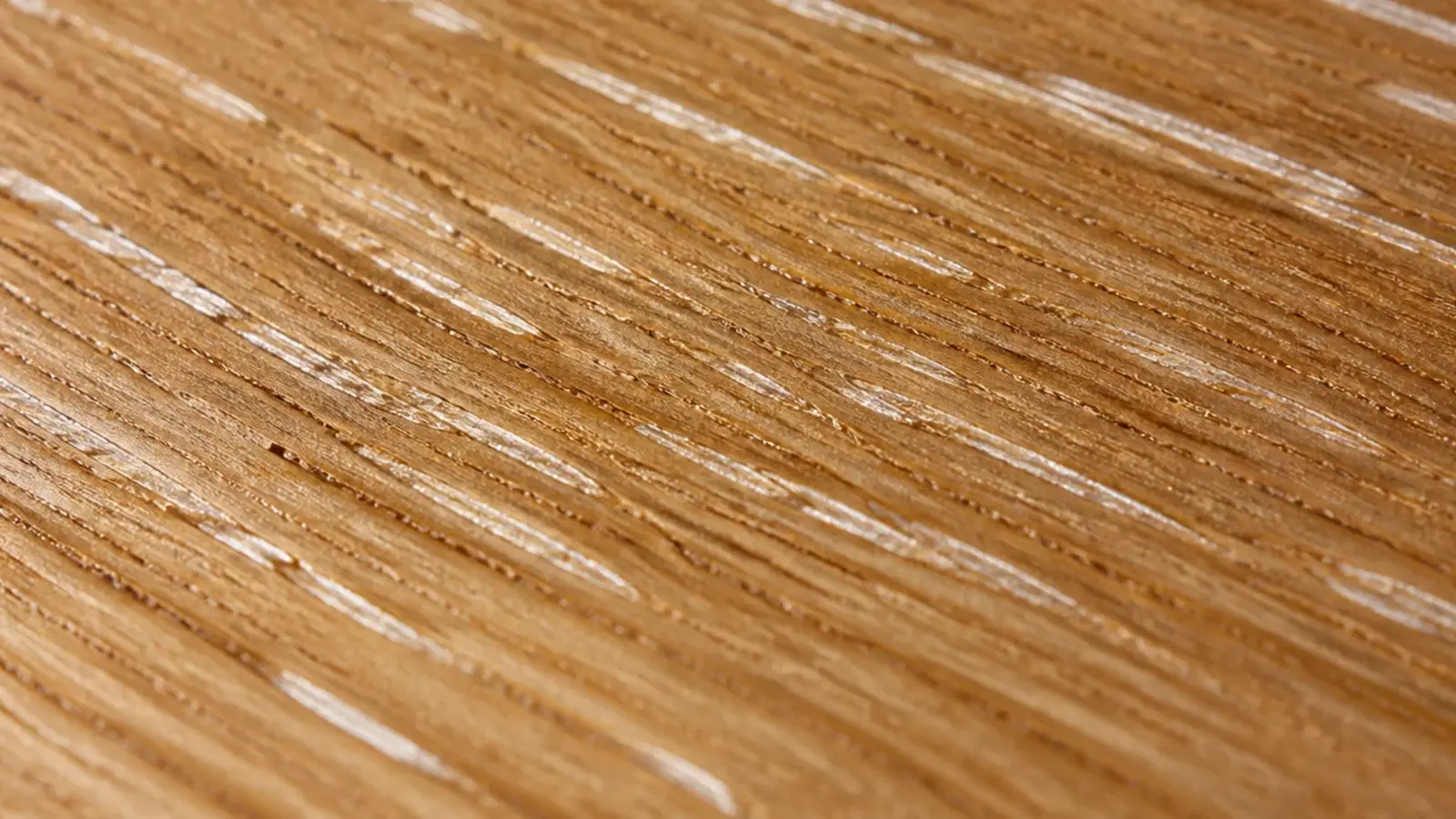 quarter sawn oak surface showing silvery ray fleck across the grain