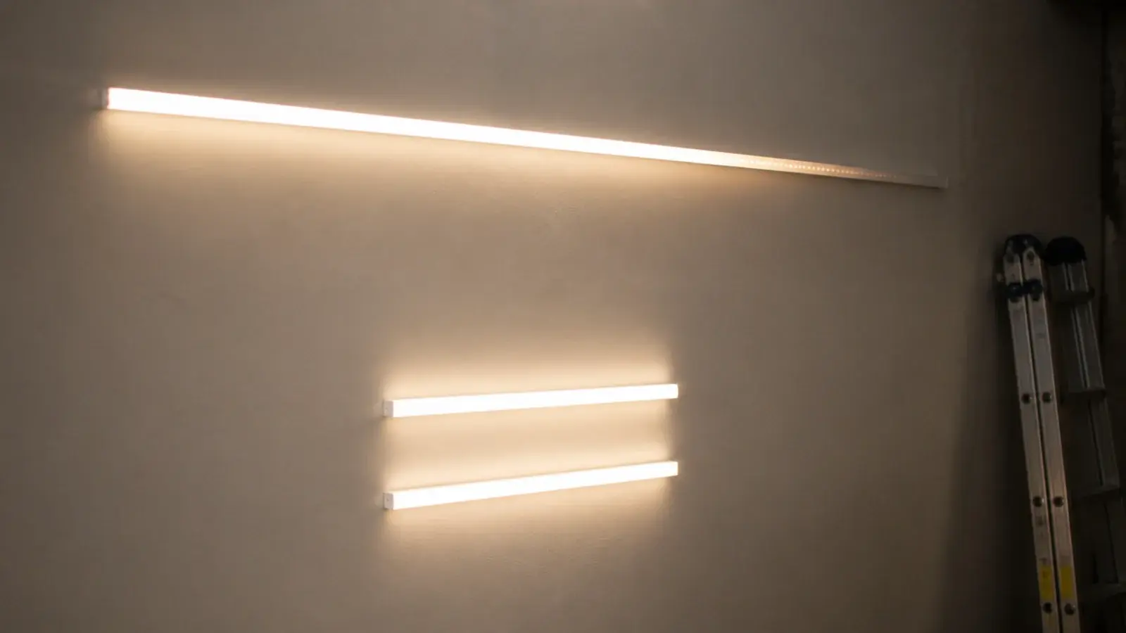 long single strand fading in brightness against two evenly lit strands