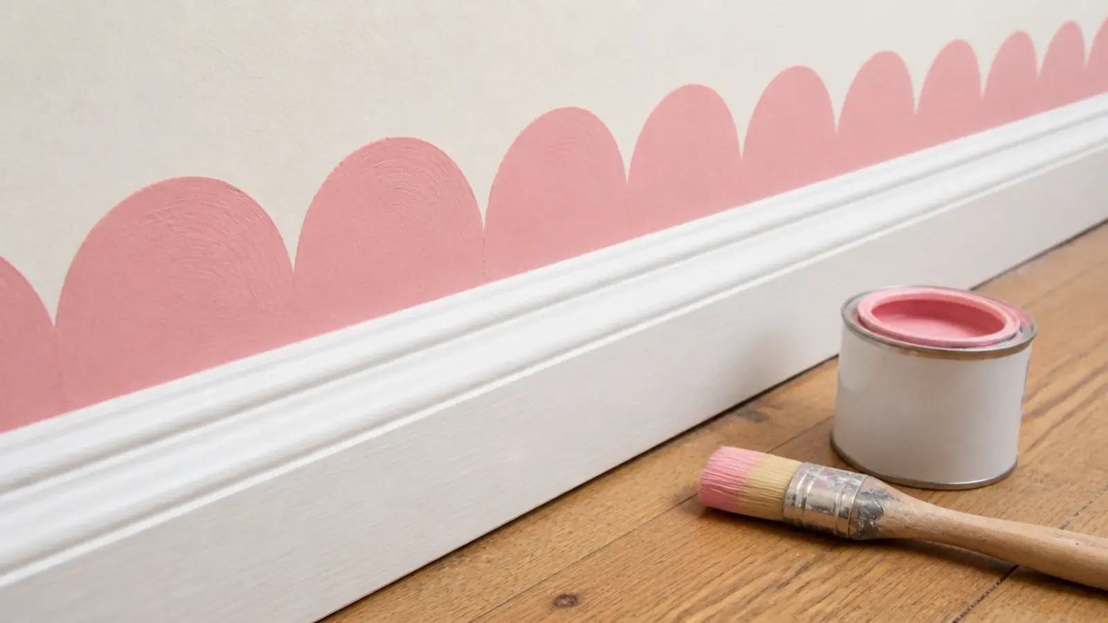 hand painted scalloped border curving along the base of a bedroom wall