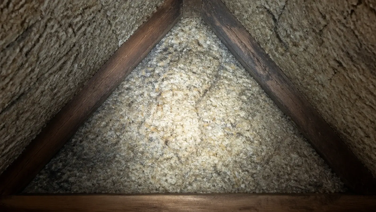 insulation filling a rafter bay completely with no ventilation gap