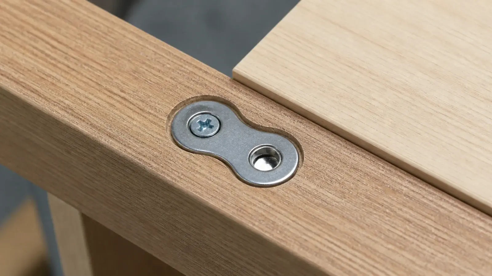 figure eight fastener recessed into a rail letting the top move