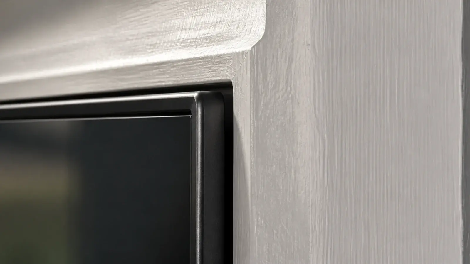 even narrow gap running around a screen where it meets the joinery
