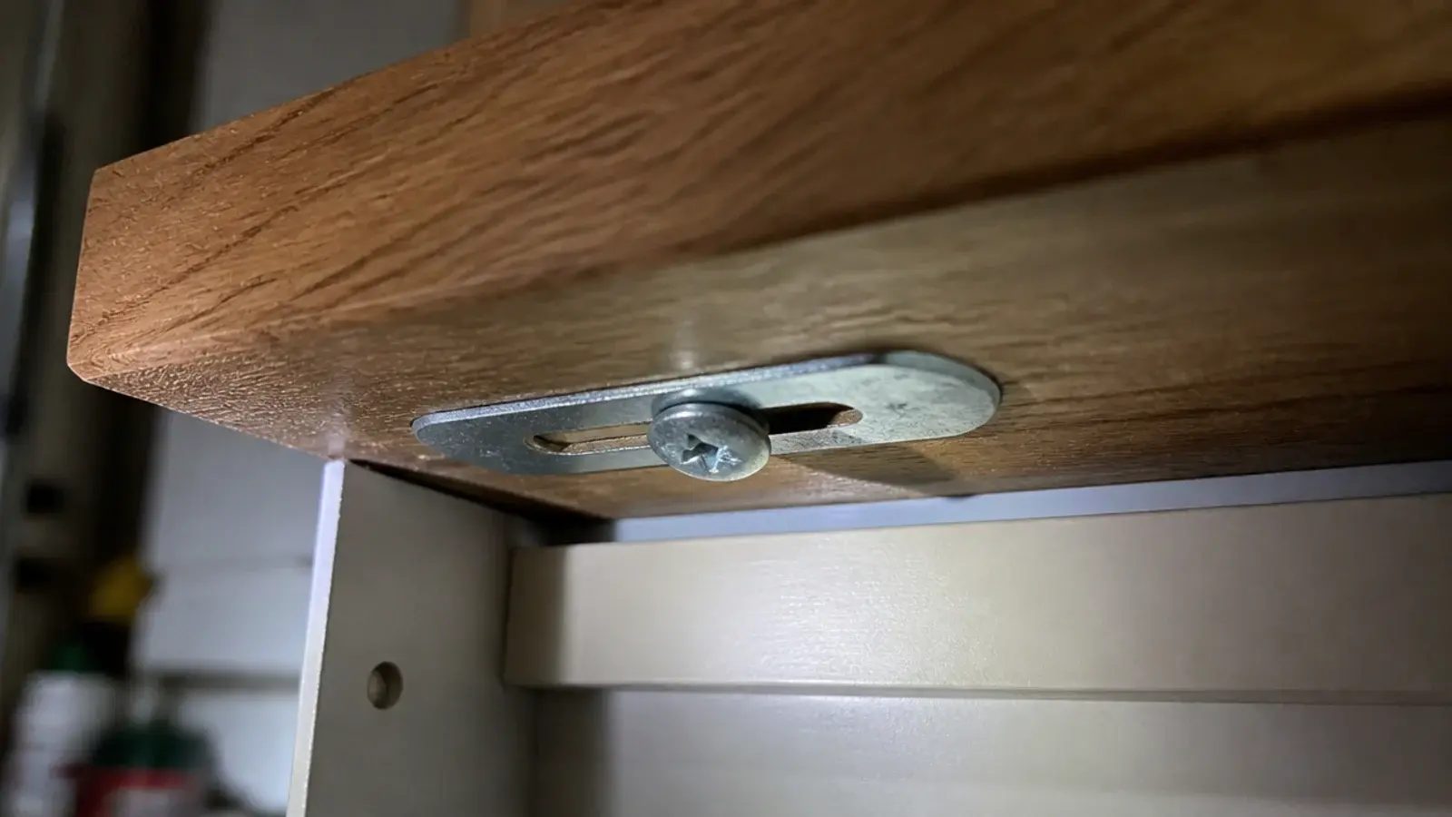 slotted metal fastener allowing a solid timber top to expand freely