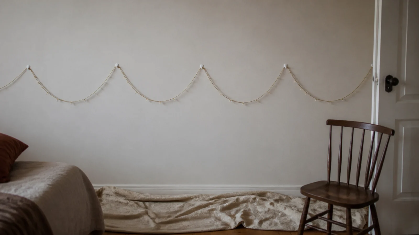 light strand seated into wall clips with even repeated dips